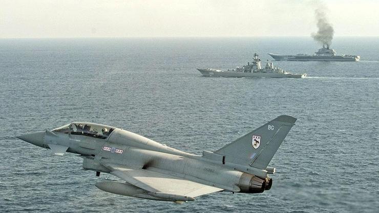 Rus uçak gemisi ve İngiliz donanması karşı karşıya