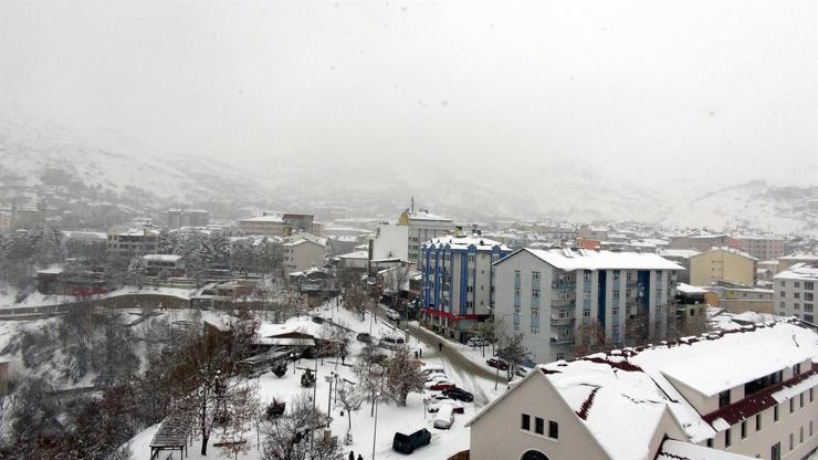 Tuncelide 300 köyün yolu kardan kapandı