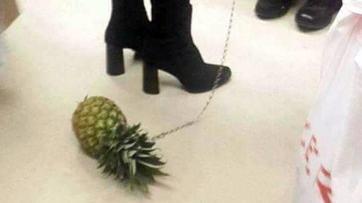 Metroda tasmayla ananas gezdiren kadın