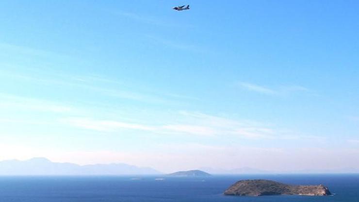 Türk Sahil Güvenlik uçağı Kardak üzerinde alçak uçuş gerçekleştirdi