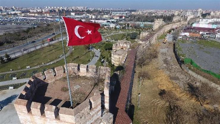 Havadan görüntülendi: İstanbul’un surları can çekişiyor