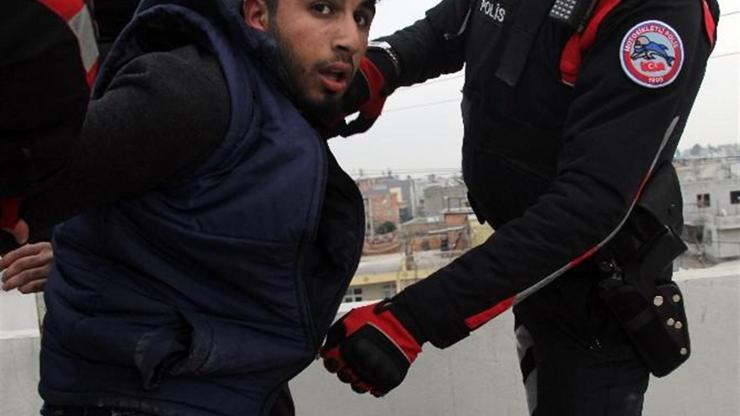 Adanada PKKlı, kimlik kontrolü yapan polisten kaçınca yakalandı