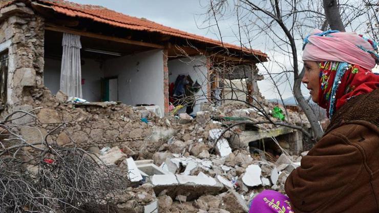 Depremde yıkılan evlerinin önünden ayrılamıyorlar