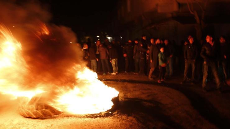 Yolu kapatarak elektrik kesintilerini protesto ettiler