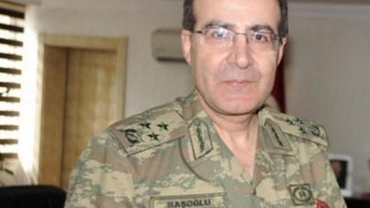 Orgeneral Kamil Başoğlunun başına siyah torba