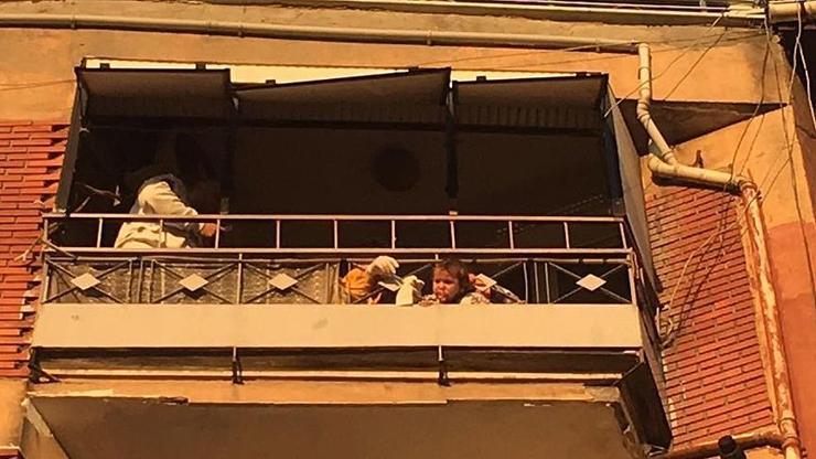 Kafası balkon korkuluklarına sıkışan bebek kurtarıldı