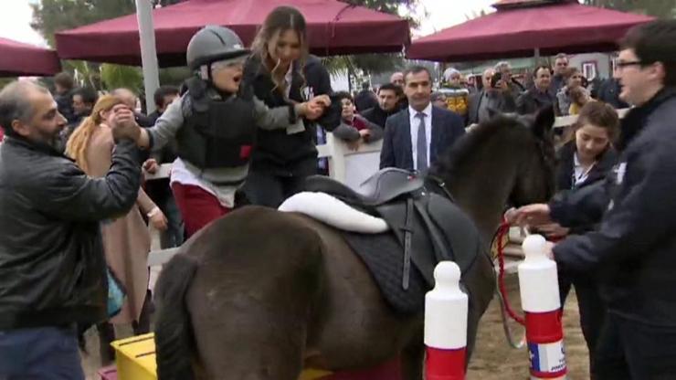 Engelli çocuklar için atla terapi merkezi açıldı