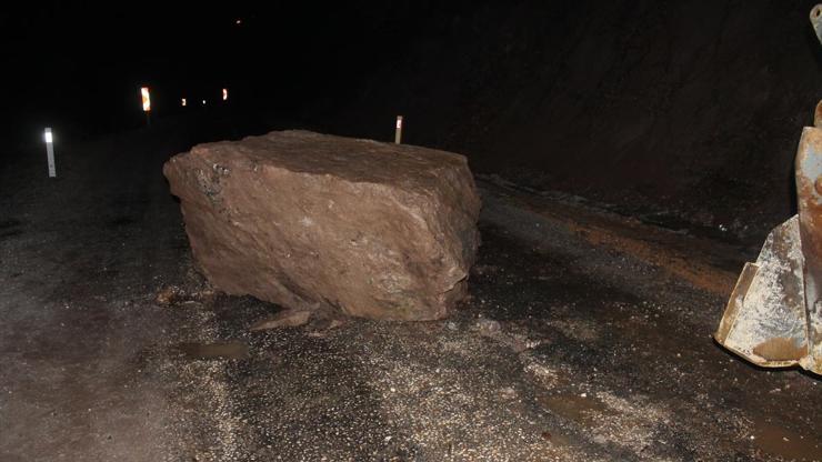 Manisada yola 50 tonluk kaya düştü