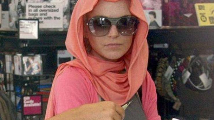 Lindsay Lohana büyük şok Havalimanında ırkçı saldırıya uğradı