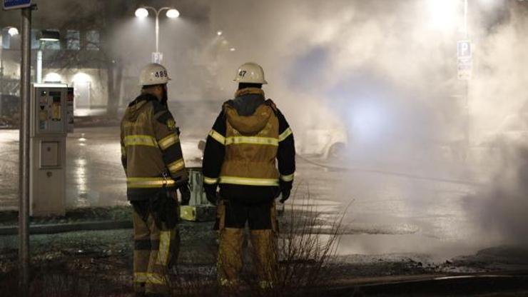 İsveçte göçmen banliyösünde isyan çıktı, araçlar ateşe verildi