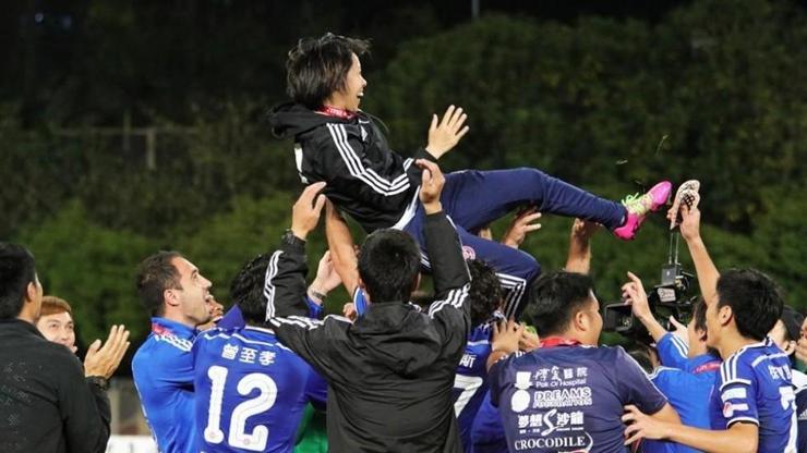 Erkek futbol takımının kadın teknik direktörü tarihe geçti