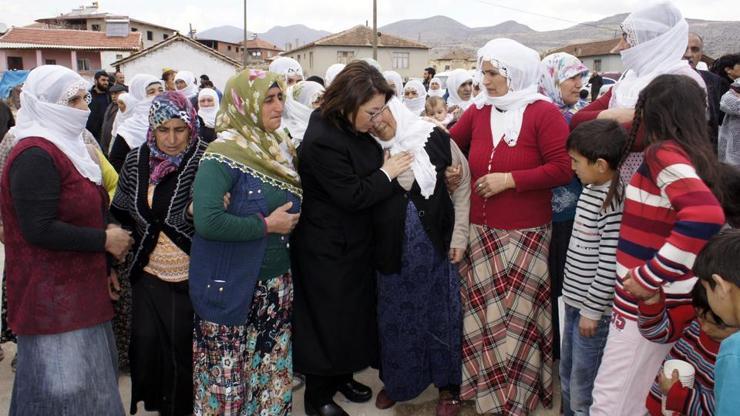 Vahşice öldürülen anne kız gözyaşları eşliğinde toprağa verildi