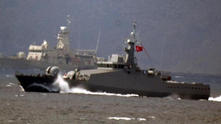 Kardakta Yunan savaş gemisi ve Türk karakol botu burun buruna geldi