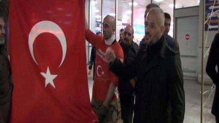 Atatürk Havalimanında bayrak eylemi
