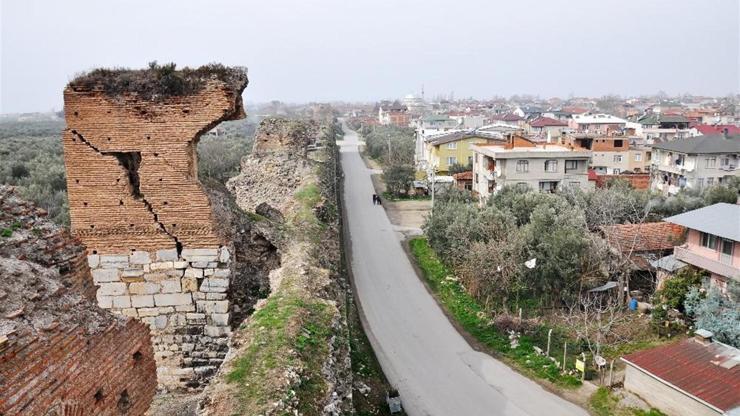 İznikin 2 bin 500 yıllık surları korku saçıyor