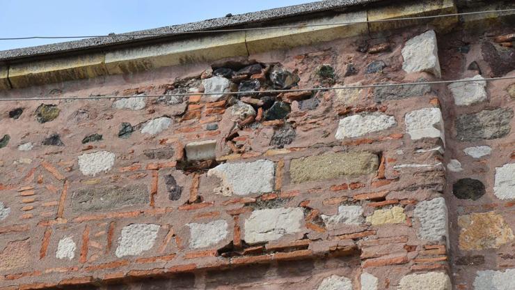 Tarihi Ulu Camiinin duvarları çatlıyor
