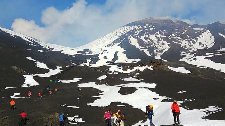 Etna Yanardağında hem soğuk hem sıcak ve bol alevli bir tatil