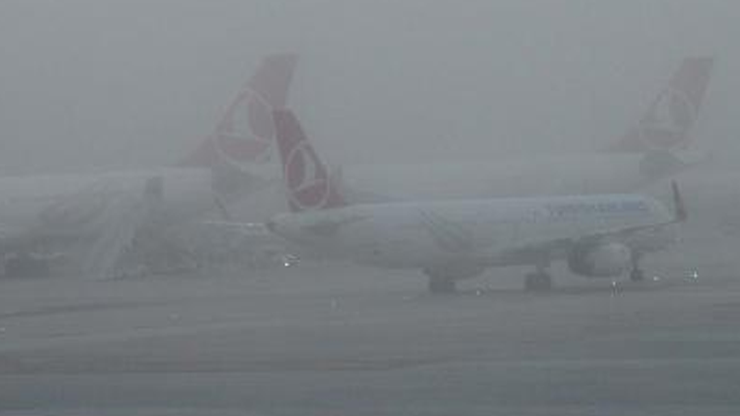 İstanbulda hava ulaşımına sis engeli