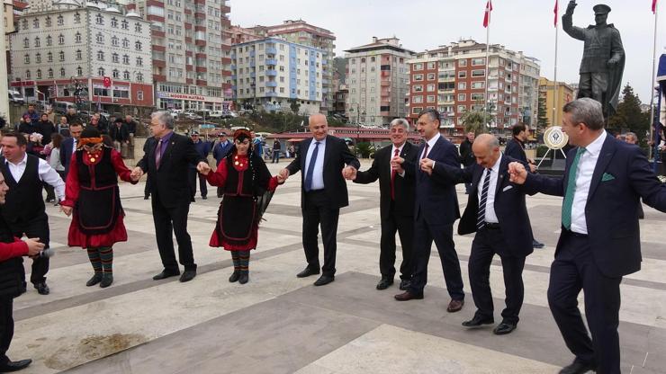 Atatürk heykeline horonlu açılış