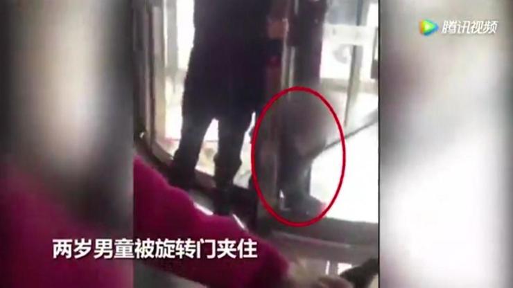 Çinde kapı arasına sıkışan çocuğun videosu görenleri dehşete düşürüyor