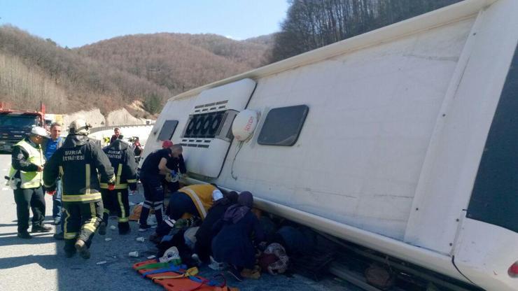 Son dakika Türk Metal Sendikasının otobüsü devrildi: 7 kişi öldü