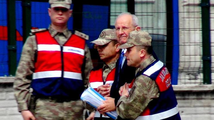 Darbe sanığı Ordu Komutanı duruşmaya iki başçavuşun kolunda getirildi