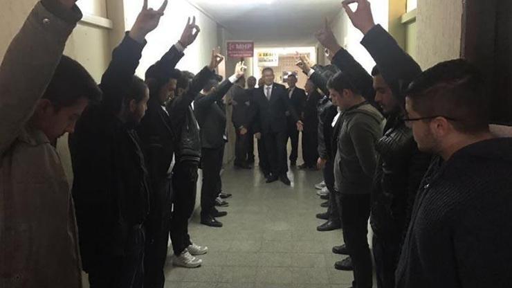 MHPliler AK Partili vekili sıraya dizilip bozkurt selamıyla karşıladı