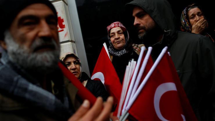 Dünya basını İstanbuldaki Hollanda protestolarını bu karelerle gördü