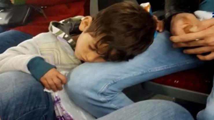 Mendil satan çocuk metrobüste uyuyakaldı