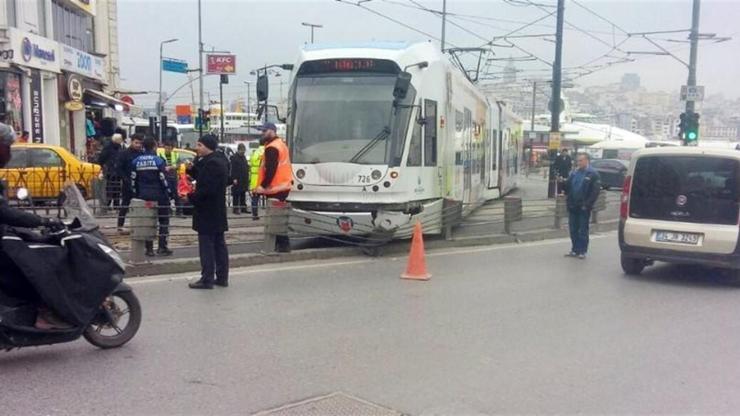 Son dakika: İstanbul Sirkecide bir tramvay daha raydan çıktı
