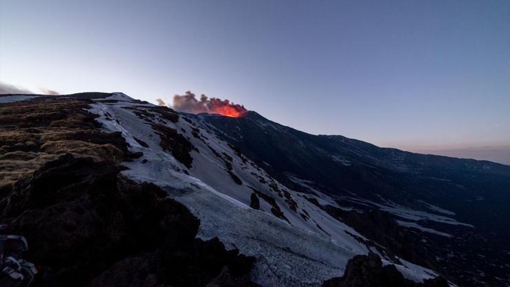 Etna lav püskürtmeye devam ediyor