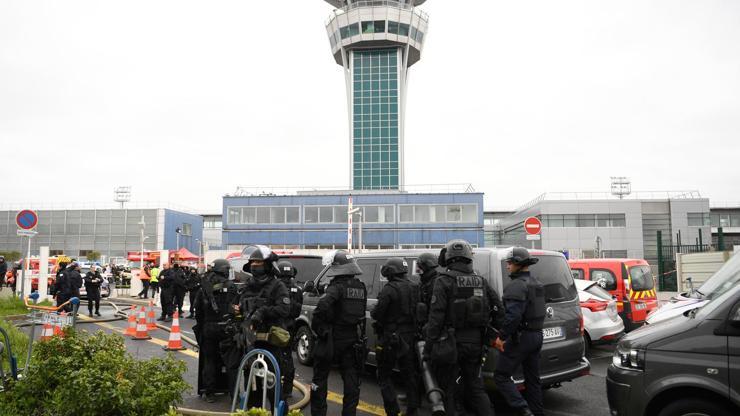 Pariste Orly Havalimanında panik İşte ilk kareler