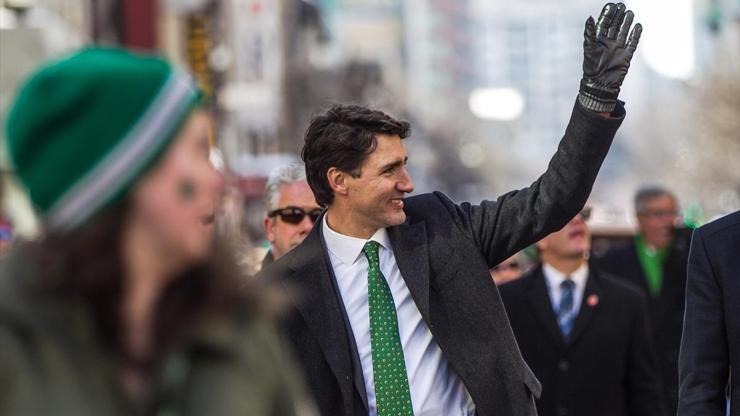 Kanada Başakanı Justin Trudeu yeşil kravatıyla kutlama yürüyüşünde