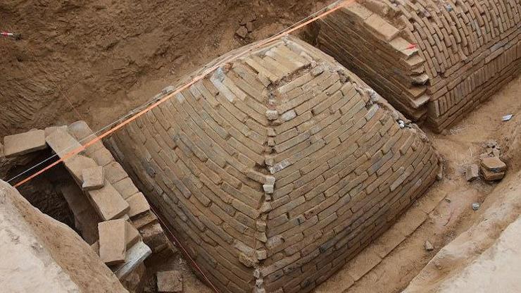 Çinde piramit şeklinde gizemli mezar bulundu