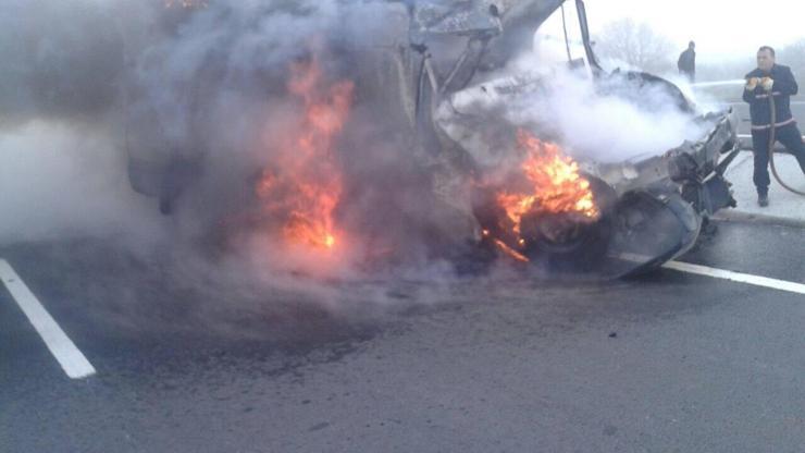 Süt tankerine çarparak alev alan kamyonetin sürücüsü yanarak öldü