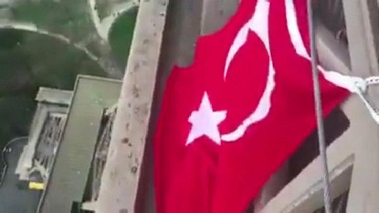 Eyfel Kulesine Türk bayrağı astı