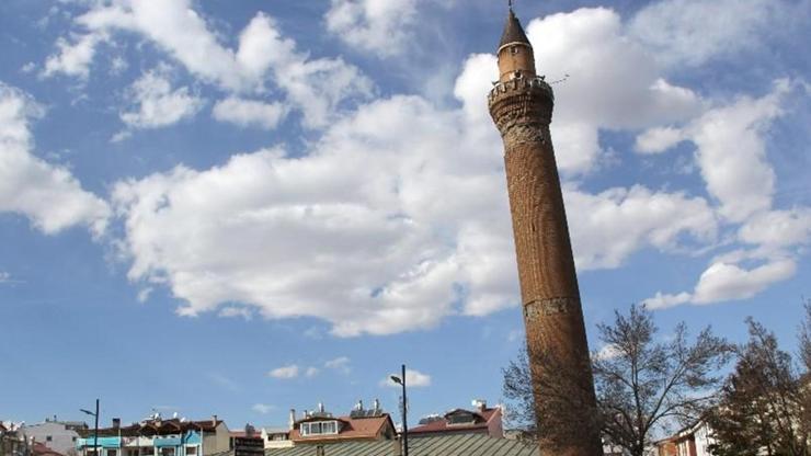 Ulucaminin minaresi asırlardır esrarını koruyor