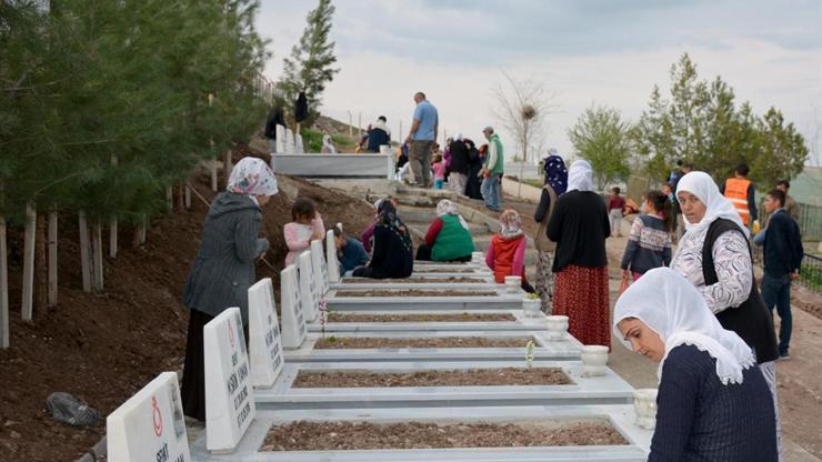 PKKnın öldürdüğü 16 köylü için anıt mezar