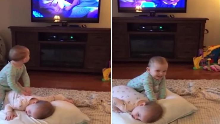 Animasyon izleyip canlandırma yapan ikiz bebekler