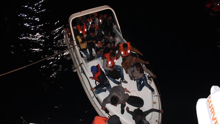 Denizde 4 gün mahsur kalan 50 göçmen kurtarıldı