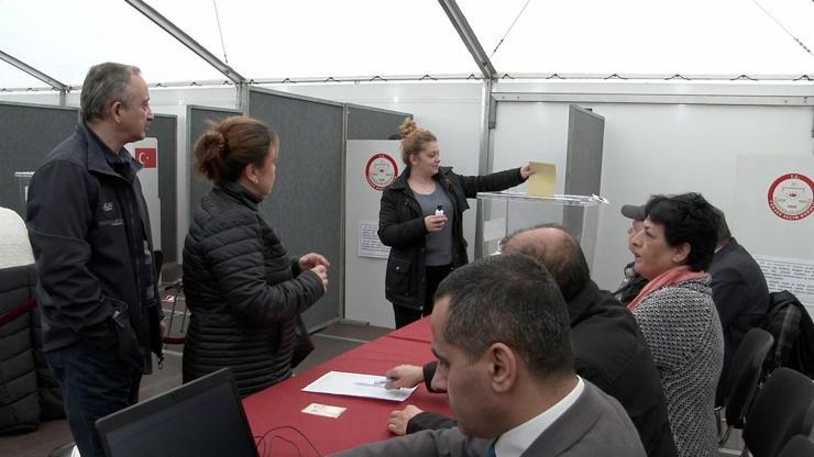 Yurtdışında Türk seçmenler referandumda oy kullanıyor