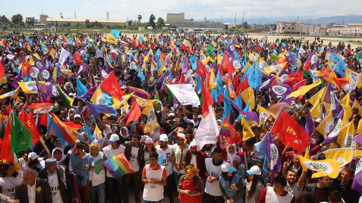 HDPli Dengir Mir Mehmet Fırat, Rabia işareti yaptı