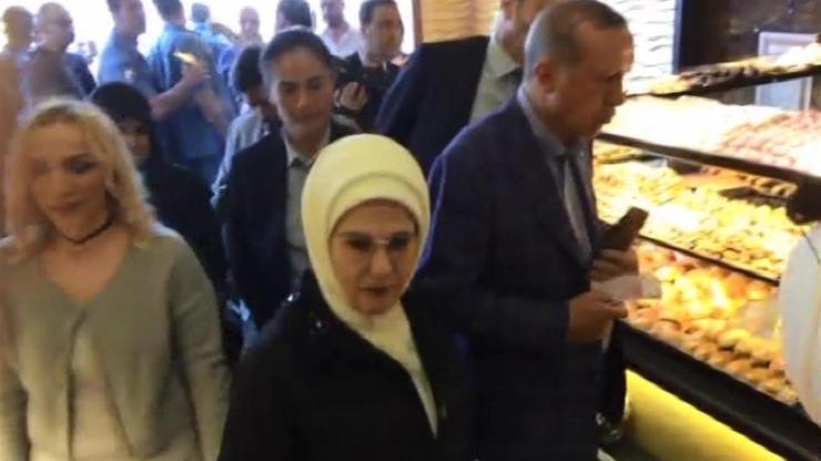 Cumhurbaşkanı Erdoğan oy kullandıktan sonra ev yapımı çikolata aldı