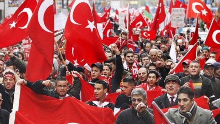 Avrupada Evetçi Türklerin çifte vatandaşlığı iptal edilsin çağrısı