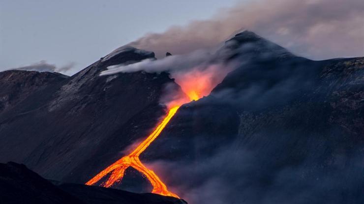 Etna Yanardağı yeniden faaliyete geçti