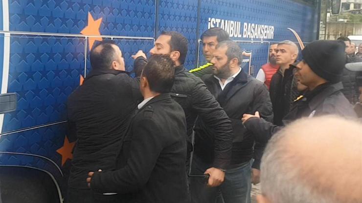 Başakşehirli futbolcular iki gazeteciye saldırdı