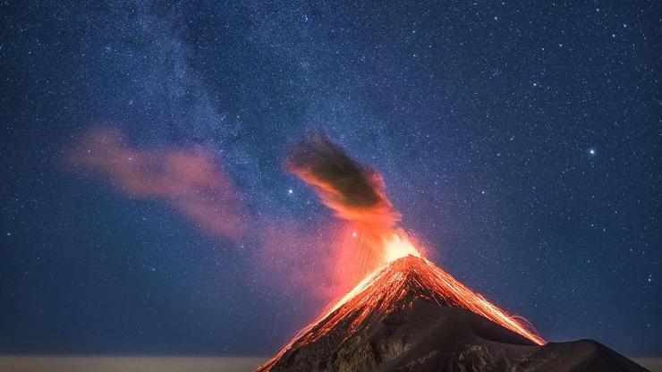 Guetemalada Samanyolu altında patlayan yanardağı kamerada