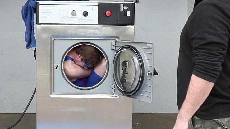 Elleri ve ayakları kelepçeli çamaşır makinesine girdi