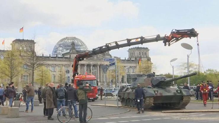 Almanyada tanklı protesto gösterisi