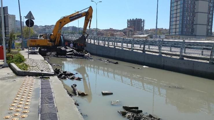 Halkalıda İSKİ borusu patladı, etraf göle döndü